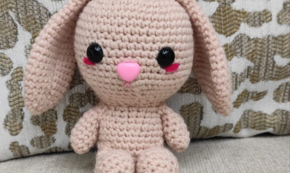 باترون أرنب بالكروشيه صغير